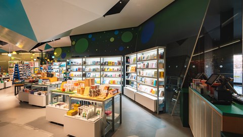 Tate Modern River Shop: hoe industriële stellingen uitgroeiden tot een krachtig retailconcept