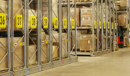 Verrijdbare palletstellingen voor een semi automatisch magazijn